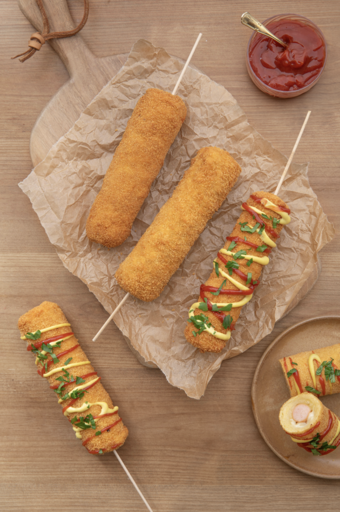 Corn dog, snack salé rapide et gourmand pour coffee shop et restauration rapide.