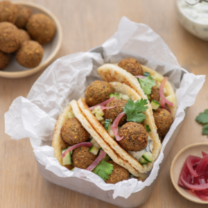 Falafels croustillants servis en snack salé végétarien pour restauration.